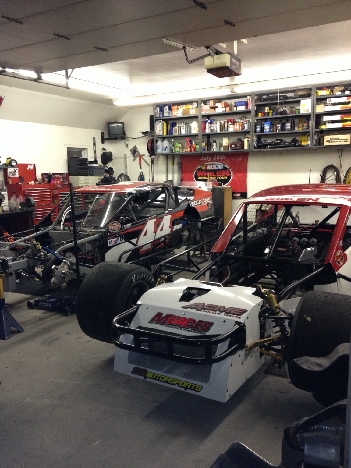 Modified Racing — Garage and Race Cars